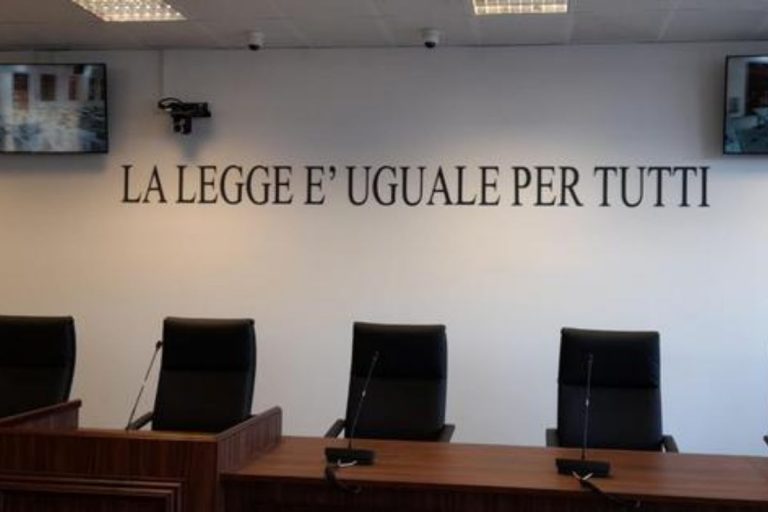 Abusi minore 45 anni di reclusione