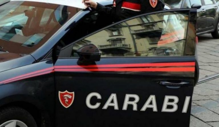 accoltella padre tenta suicidio salvato
