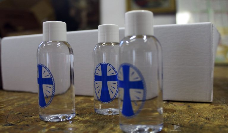 Kit benedizione fai da te: l'iniziativa della Chiesa