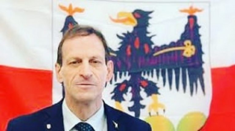 Insulta due consigliere su Facebook, si dimette presidente della Lega