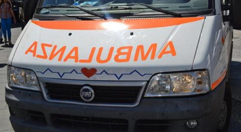 Aggredita durante una passeggiata e accoltellata