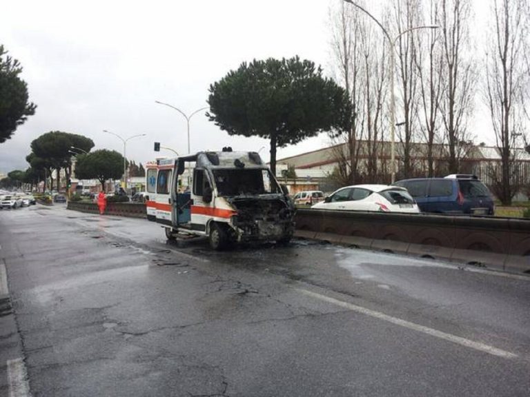 Paura a Cavezzo, ambulanza prende fuoco