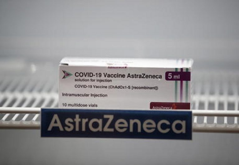 Nuovi tagli di AstraZeneca alle forniture di vaccini