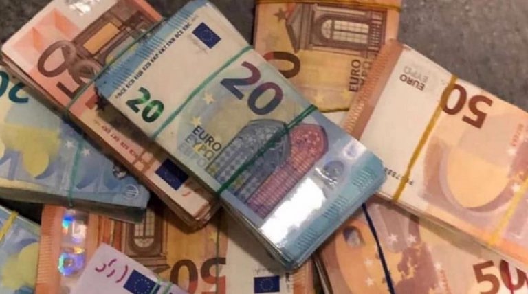 Muore investito mentre raccoglie i soldi volati dal finestrino