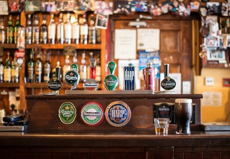 Torino, sorpresi in cinquantanove a bere nel bar