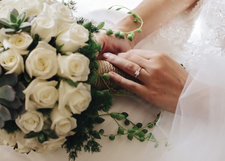 Matrimonio vietato, la sposa scappa e lascia il bouqet