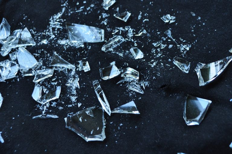 Muore cadendo sulle bottiglie di vetro che le recidono la giugulare