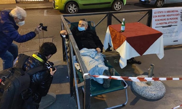 Barista si incatena al dehors per protestare contro i ristori