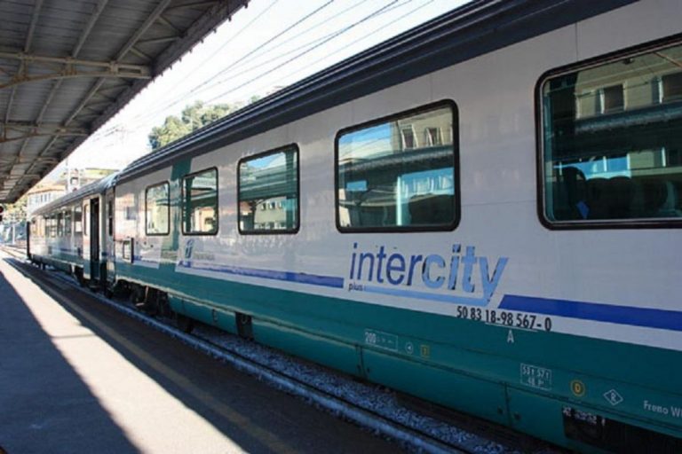 Donna partorisce sull'Intercity notte