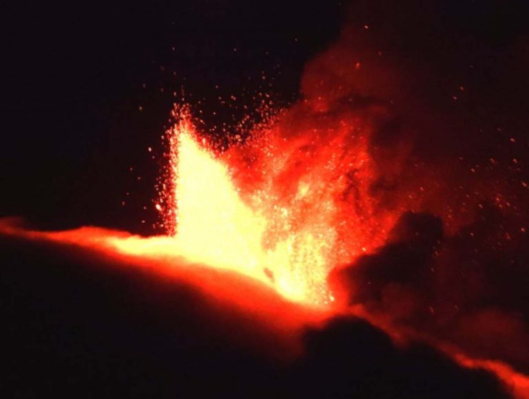 Eruzione dell'Etna, chiuso aeroporto Catania-Fontanarossa