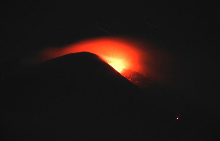 Boati tremendi, ecco il tredicesimo parossismo dell’Etna