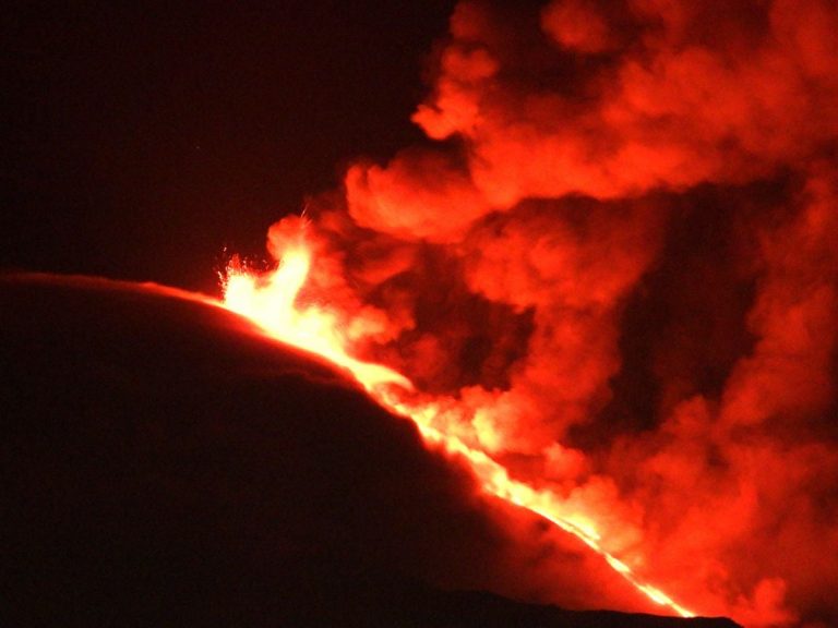 Etna ancora in parossismo