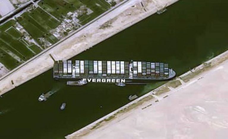 Disincagliata la Ever Given, Suez e il mondo respirano