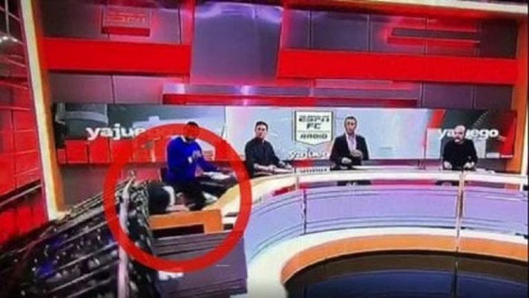 Maxi schermo crolla addosso ad un giornalista colombiano