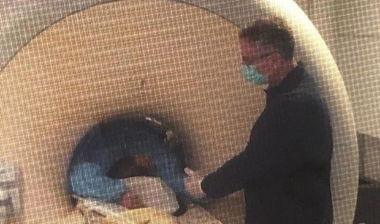 Il dottor Scappatura Stringe la mano alla bambina e le fa coraggio