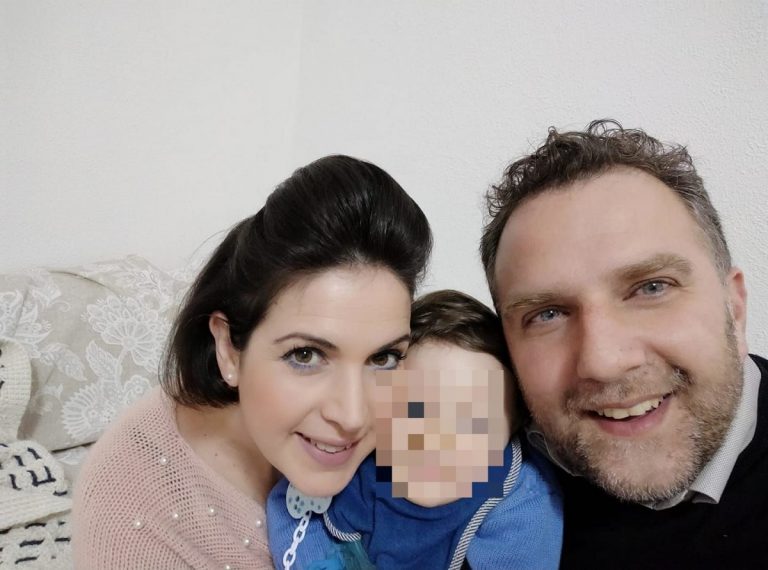 Il piccolo Leo con i genitori
