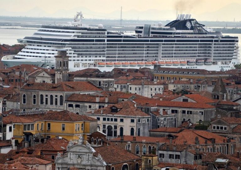 Via le grandi navi da Venezia, attraccheranno a Marghera