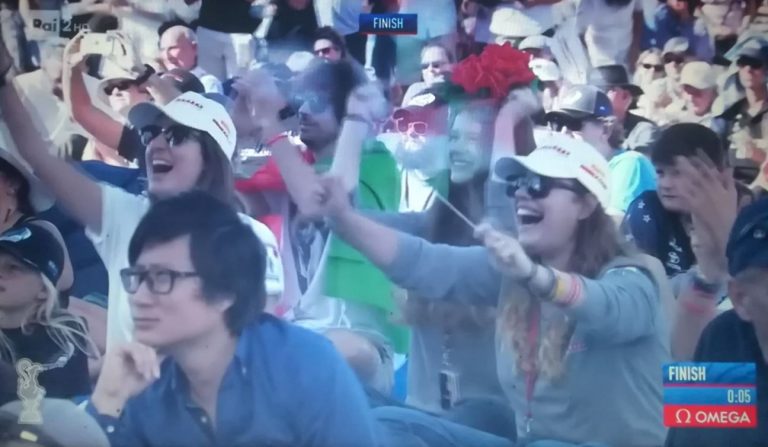 tifosi neozelandesi senza mascherina