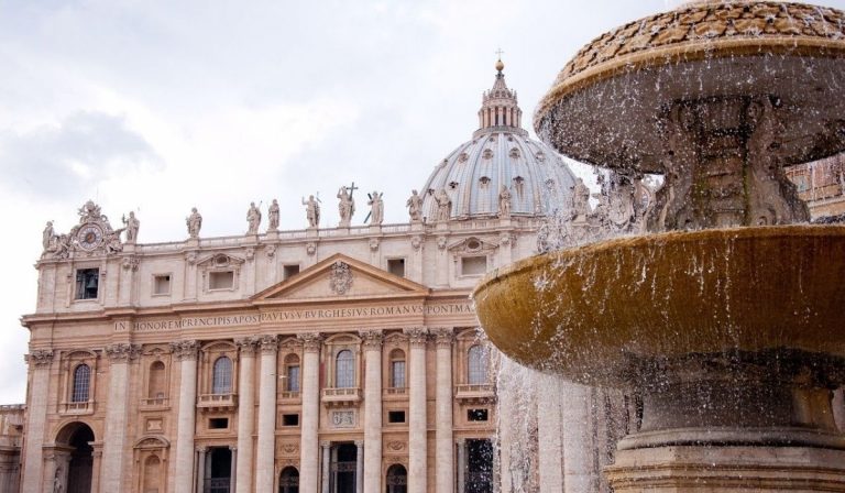 papa taglio retribuzioni cardinali