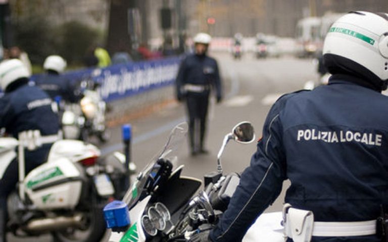 Insultare su Facebook i vigili torinesi non è reato