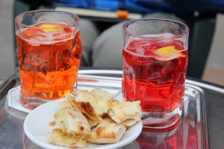 Pradalunga, bar serviva a dieci clienti aperitivo ai tavolini: tutti multati
