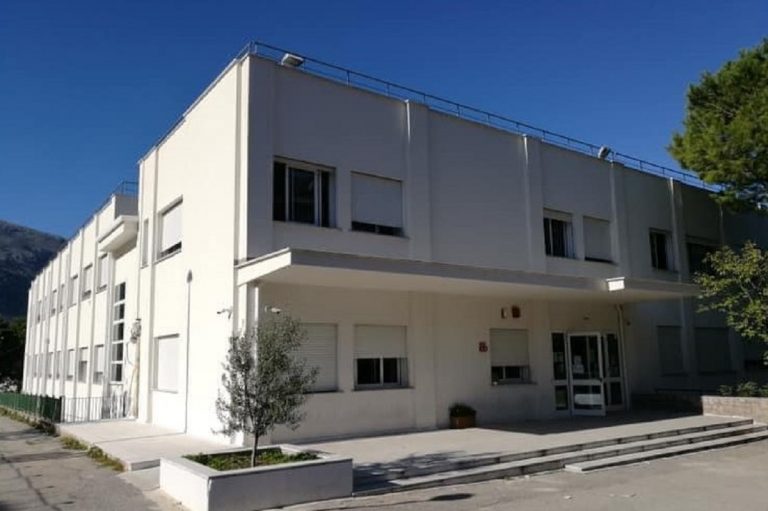 Nota sul registro alla figlia, mamma aggredisce insegnante e dirigente