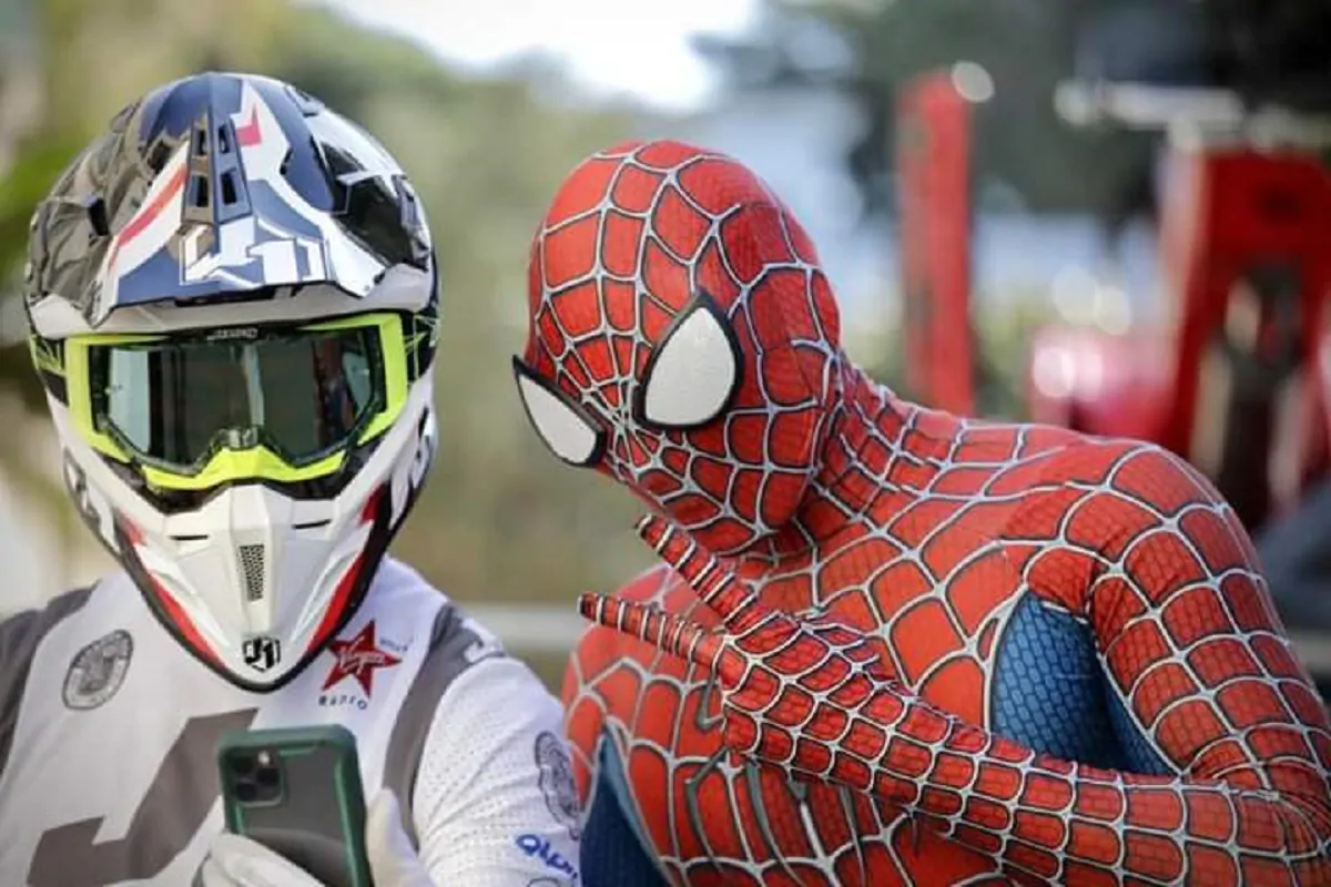 Spiderman e le moto acrobatiche all'ospedale di Genova