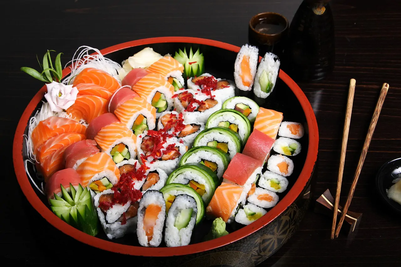 sushi gratis salmone