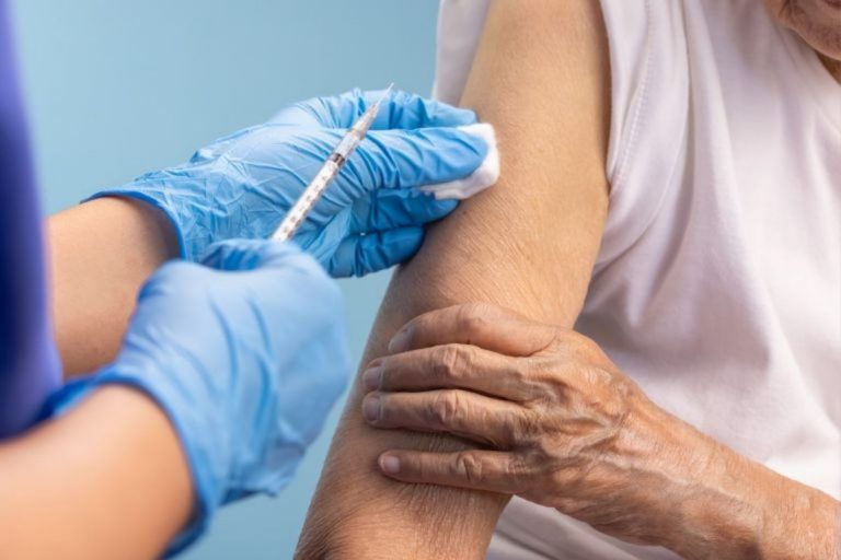 Vaccinazione anziani Regioni ritardo