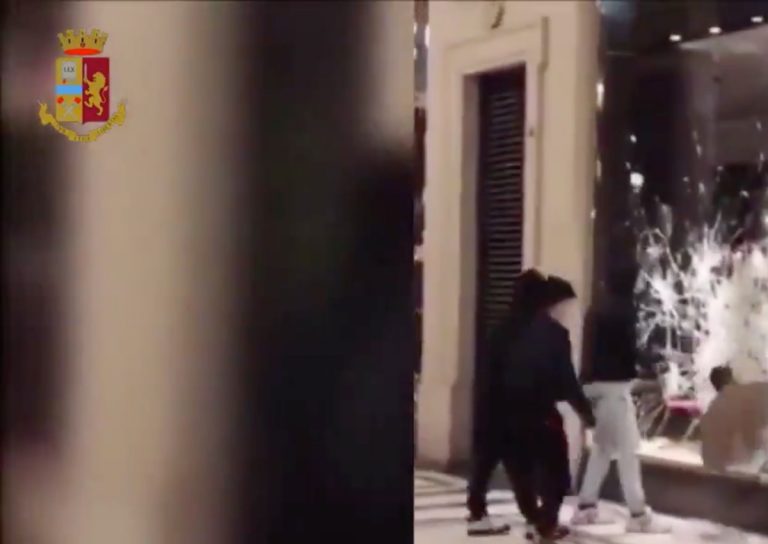 Violenza e scontri a Torino contro le misure antI-Covid