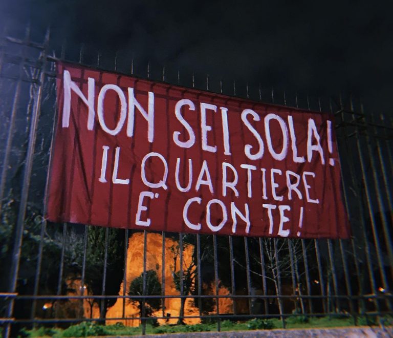 Lo striscione apparso a Villa Gordiani