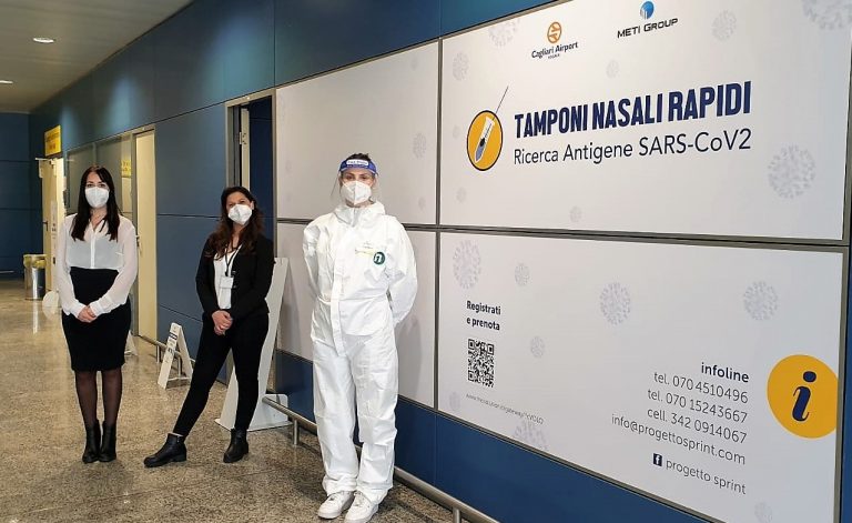 Un varco aeroportuale presidiato per i test covid