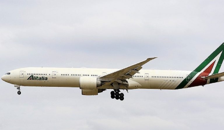 Stipendi Alitalia salvi, per ora