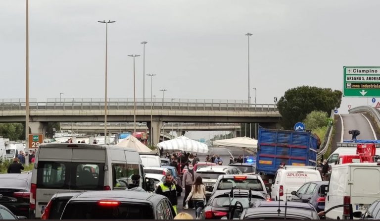Ambulanti bloccano Raccordo a Roma