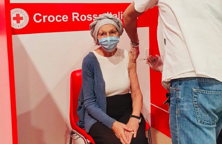 La senatrice Bonino mentre si vaccina