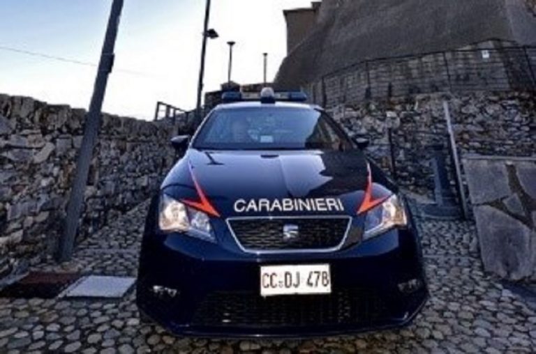 Un'auto dei Carabinieri