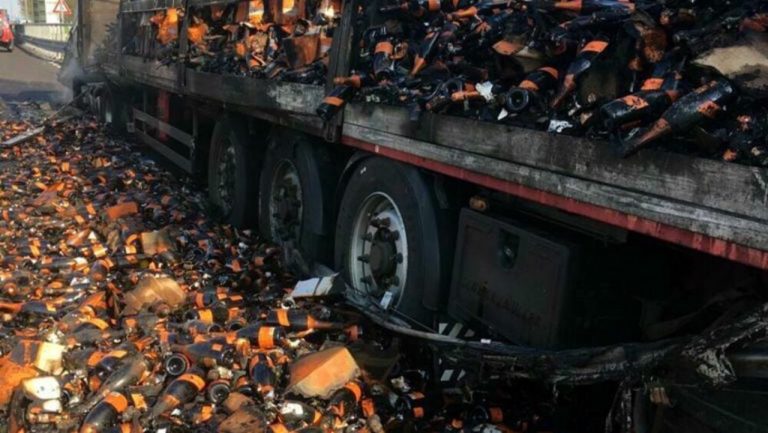 Camion con prosecco in fumo