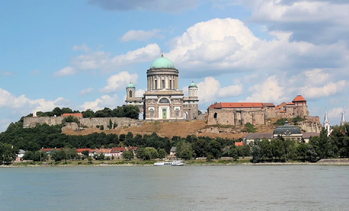Ungheria, capsula del tempo del 1845 ritrovata nella Cattedrale di Esztergom