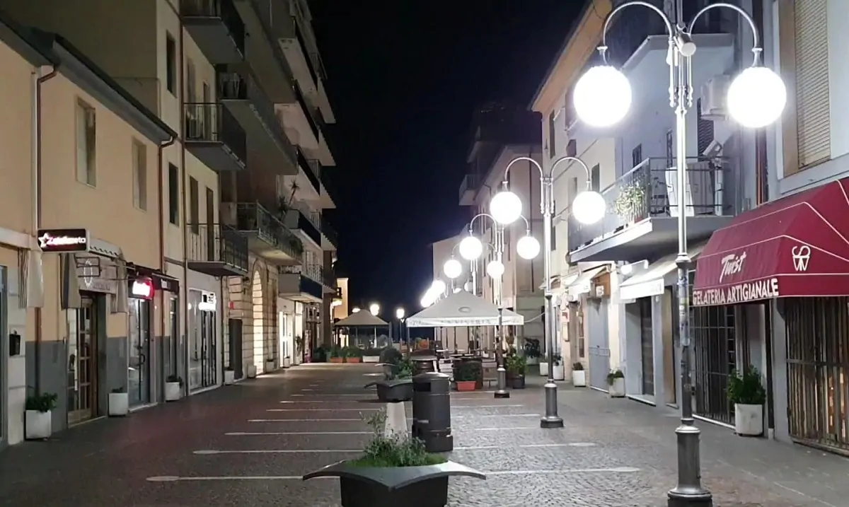 Una città italiana deserta per il coprifuoco