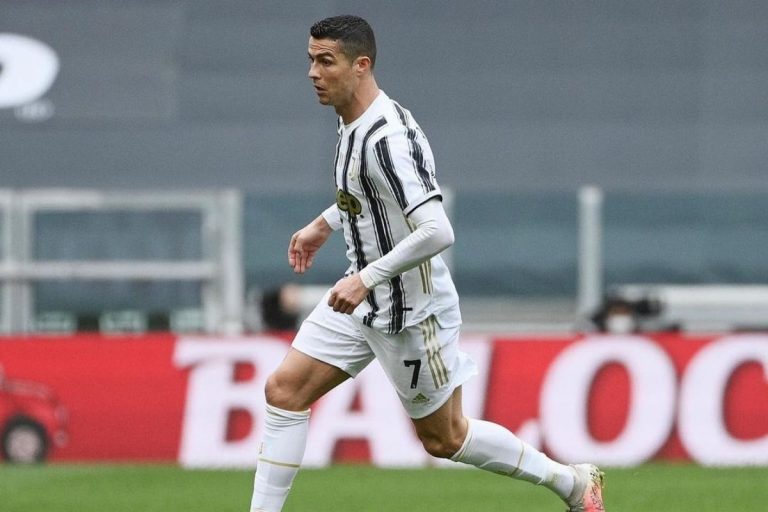 Cristiano Ronaldo pugni muro