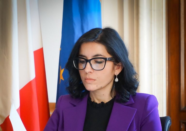 In tema di lotta alla droga Dadone è notoriamente su posizioni opposte a quelle di FdI
