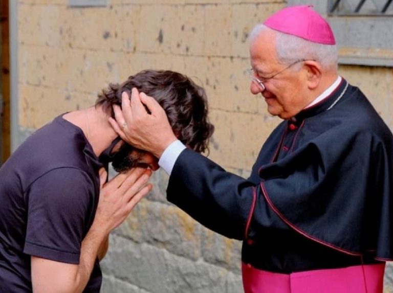 Don Riccardo lascia la Chiesa: "mi sono innamorato"