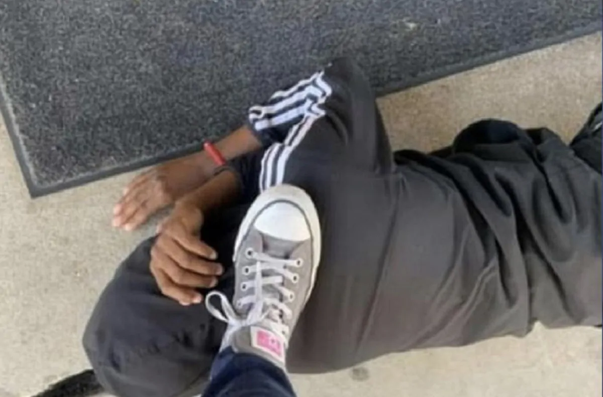 Texas: insegnante pubblica foto col piede sul collo di un'alunna