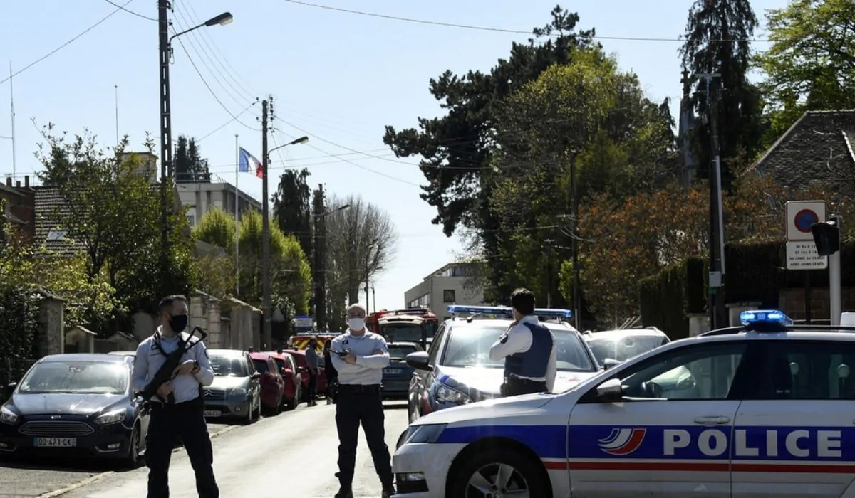 Francia accoltellata poliziotta