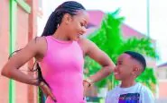 Ghana, attrice posa nuda con il figlio di 7 anni e viene arrestata