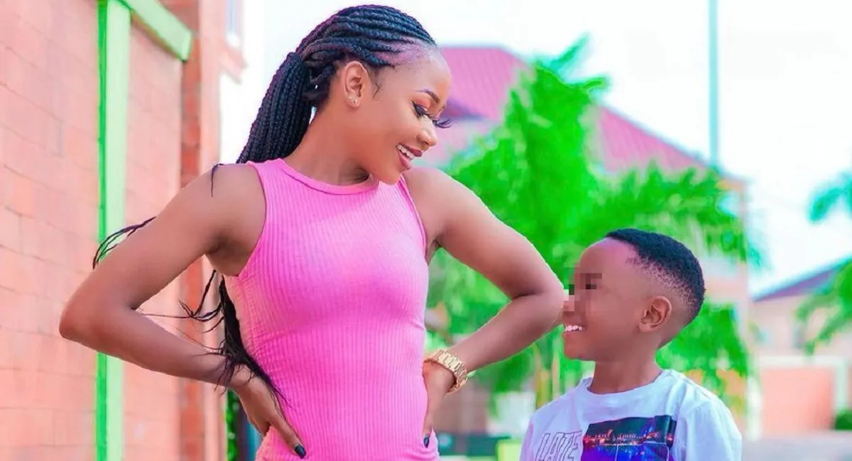 Ghana, attrice posa nuda con il figlio di 7 anni e viene arrestata