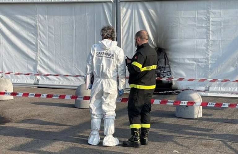 Molotov contro centro vaccinale