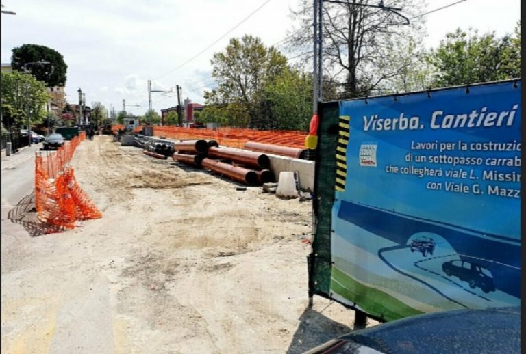 Rimini, operaio viene travolto da un escavatore e perde la vita in cantiere