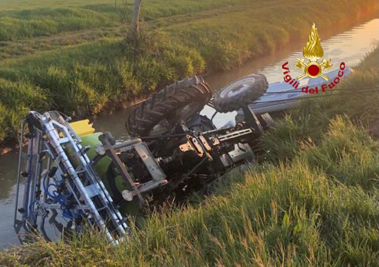 41 enne padovano si rovescia col trattore e muore