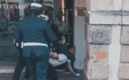 Polizia Manicipale blocca a terra ragazzo straniero a Padova